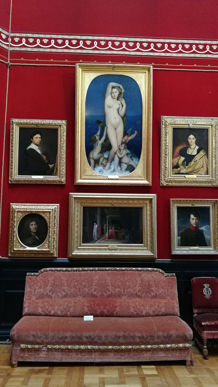 ภาพใหญ่ตรงกลาง Venus Anadyomene ของ แองเกรส์ (Ingres) จิตรกรชาวฝรั่งเศส