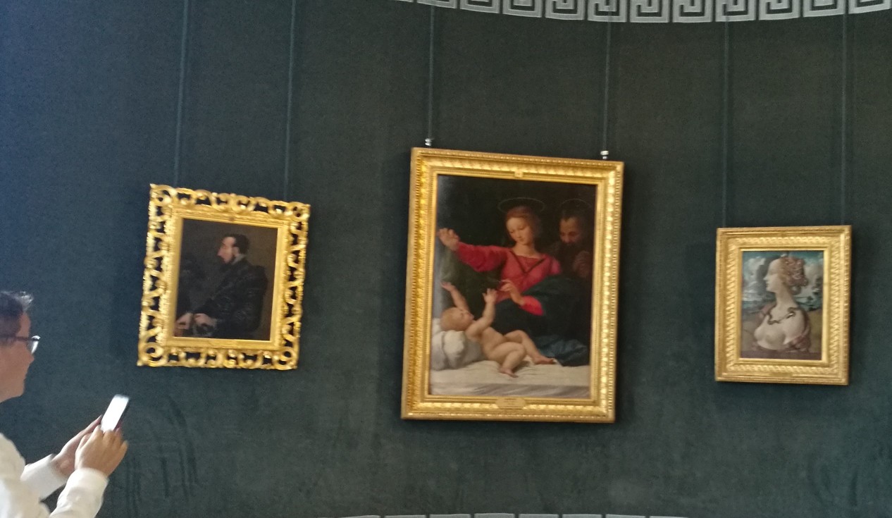 ภาพใหญ่คือภาพ ชื่อ Madonna of Loreto by Raphael ในห้องโรทันดา