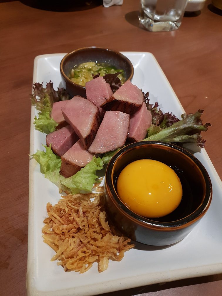 ลิ้นวัวย่างกับไข่ดิบ