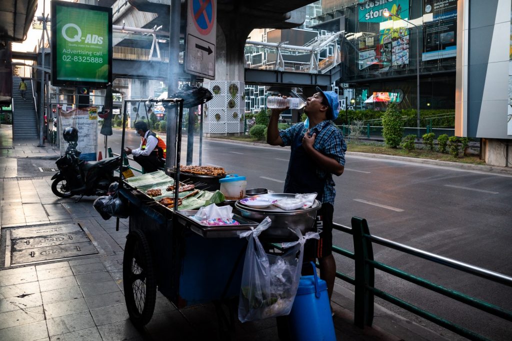 ‘Re-Vision’ รวมภาพถ่ายฤดูร้อนอันโดดเดี่ยว ในวันที่กรุงเทพฯ ร้างไร้ผู้คน